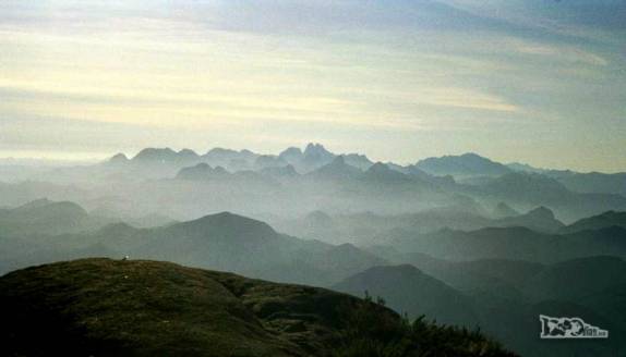 Paisagem montanhosa que se vê do topo da Pedra do Sino com o dia aberto, no Parque Nacional da Serra dos Órgãos, no Rio de Janeiro (foto antiga, do ano 2000)